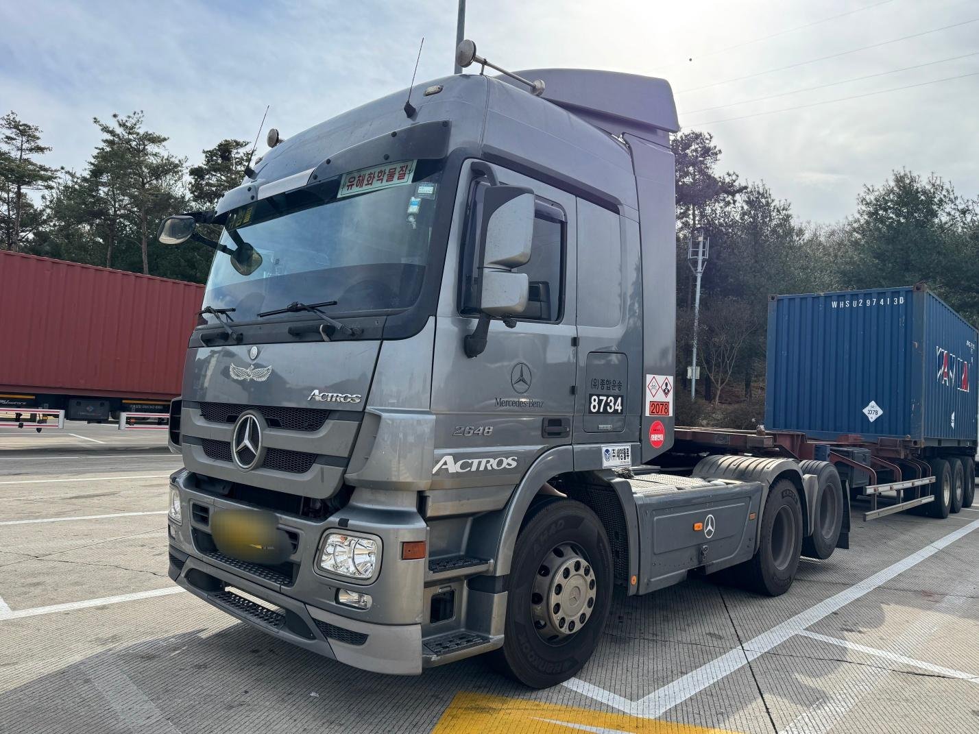Opération de logistique avec conteneurs et marchandises